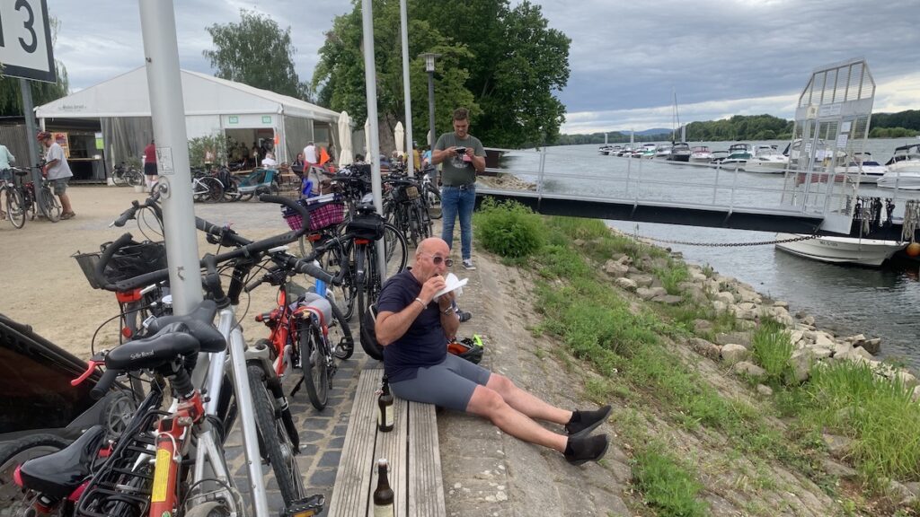 heidenfahrt rast am hafen rhein anleger boote