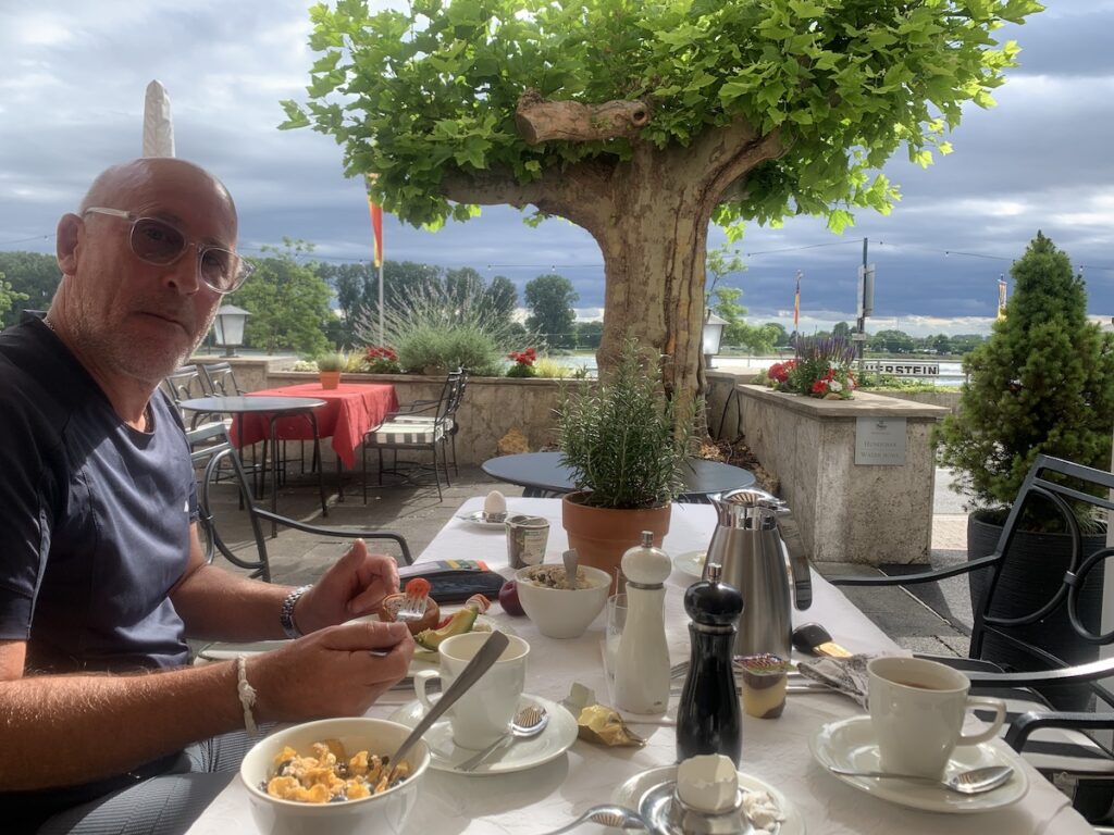 Frühstück auf der Aussenterrasse des Rhein-Hotel in Nierstein