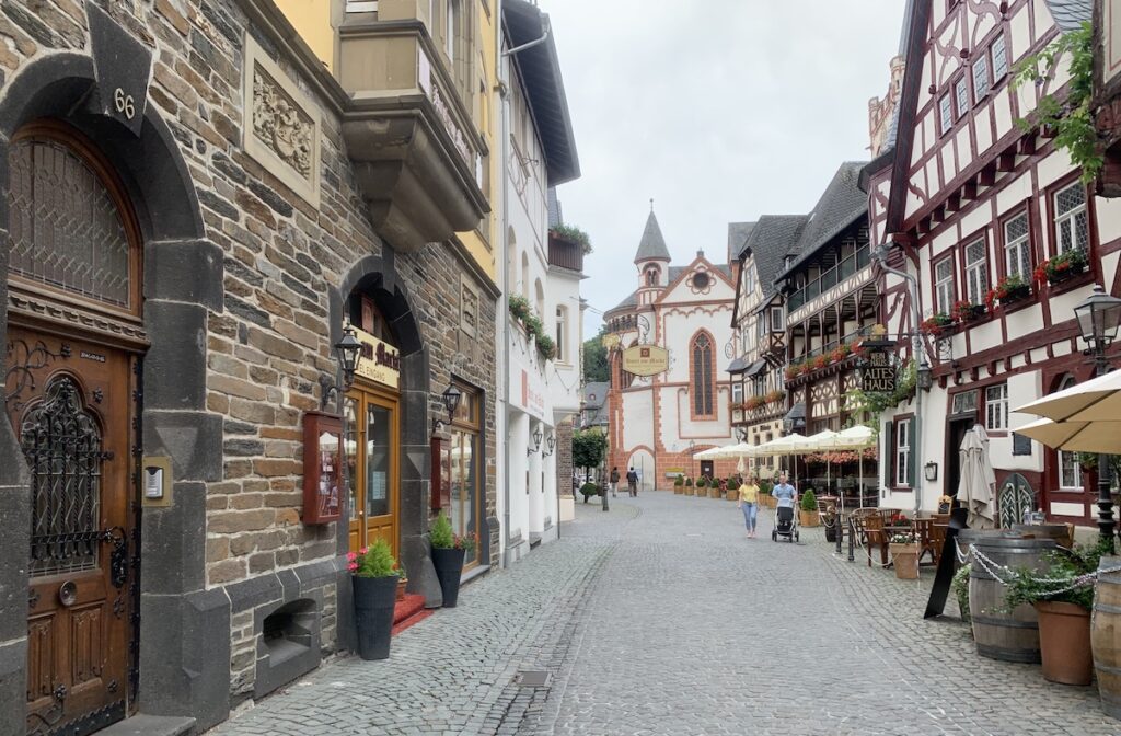Altstadt Strasse in bacharach mit vielen Fachwerkhäusern