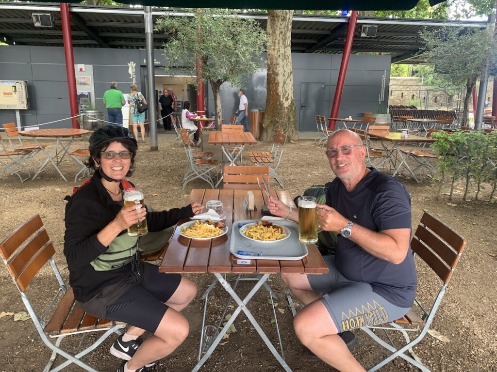im Königsbacher Biergarten am Deutschen Eck