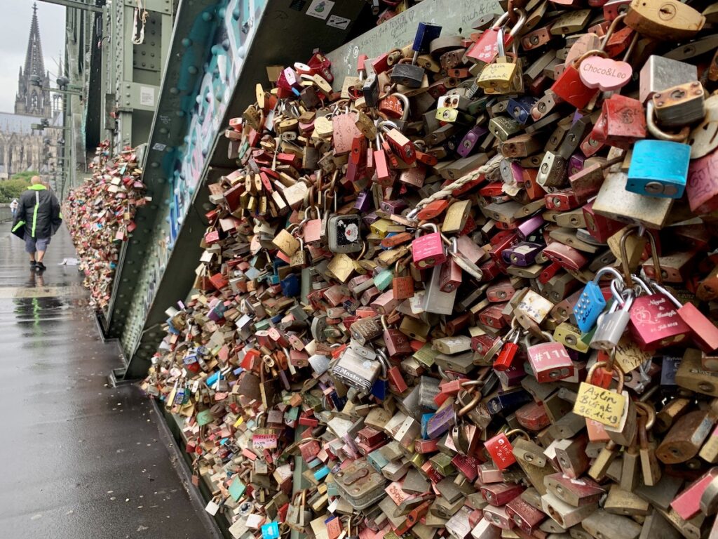 Liebesschlösser an der Hohenzollernbrücke in Köln