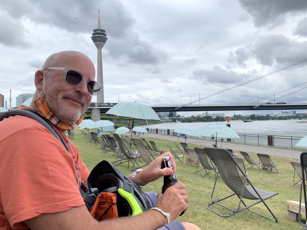 Stadtstrand Rheinkniebrücke in Düsseldorf