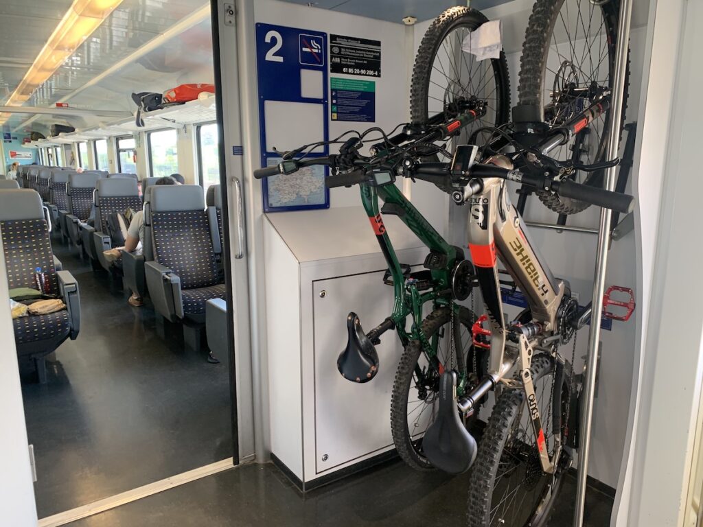 Fahrräder im Zug aufgehängt am Vorderrad