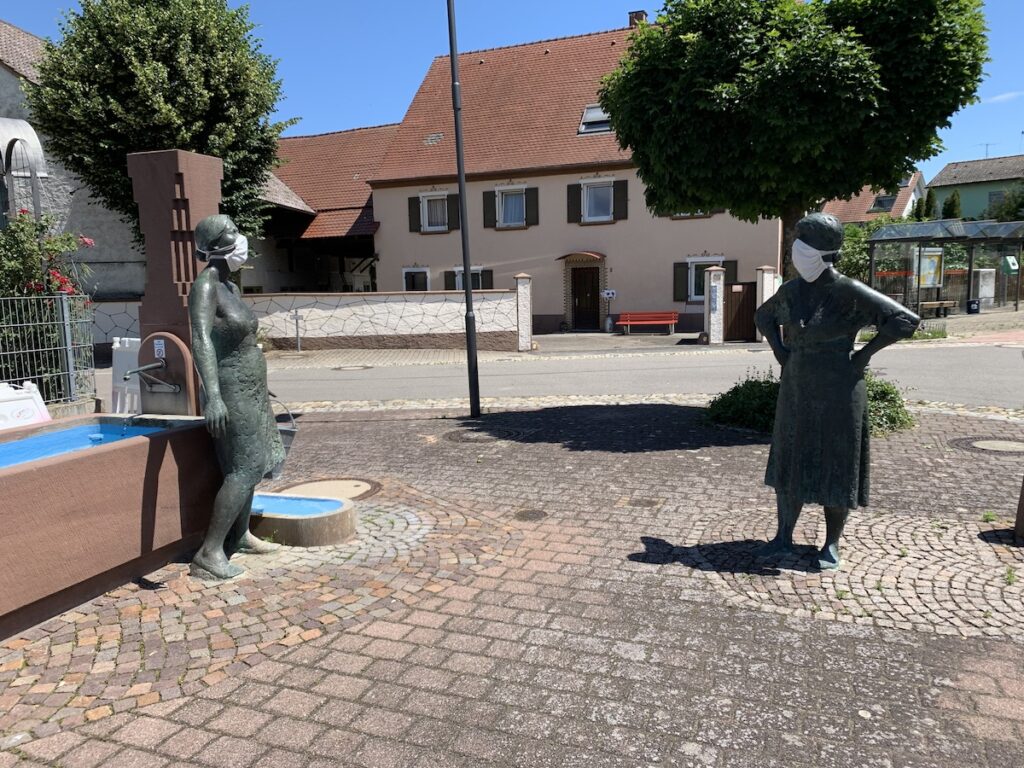 breisach dorfbrunnen marktfrauen corona gesichtsmaske