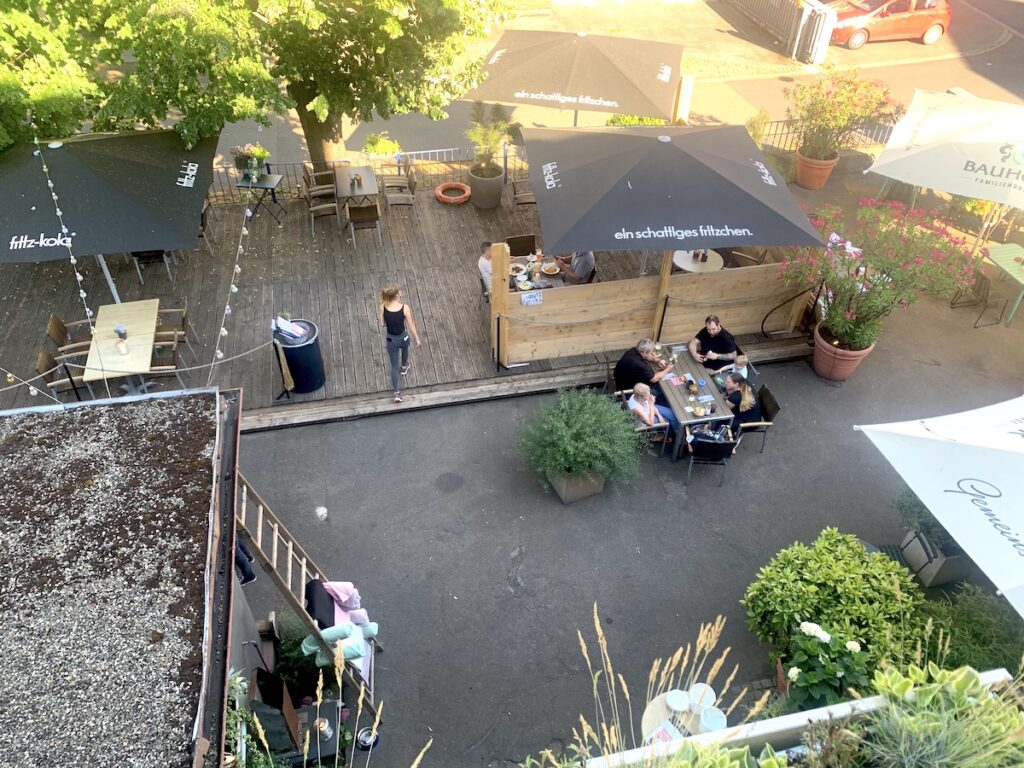 Blick auf den Biergarten vom Hotel Hafen17 in Kehl