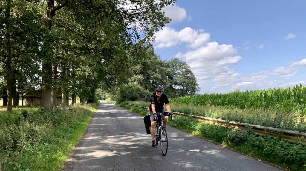 David auf dem Fahrrad auf einer Landstraße in Ochtrup