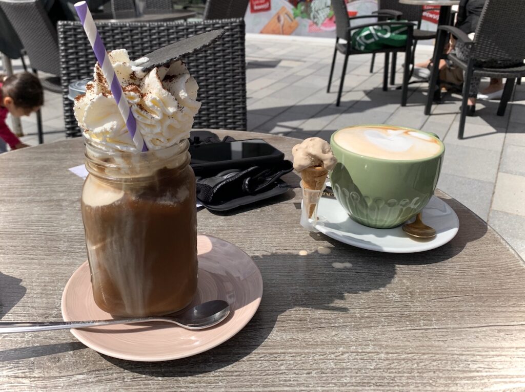 Pause mit Eiscafé und Cappuccino in Ochtrup