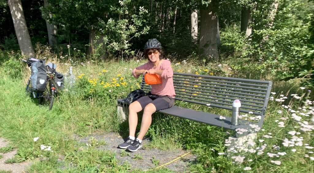 Pause auf einer Bank in der Nähe von Auhaus.