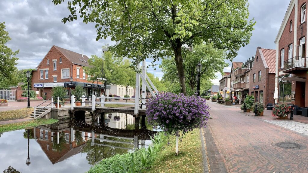 Fußgängerbrücke am Kanal in Papenburg