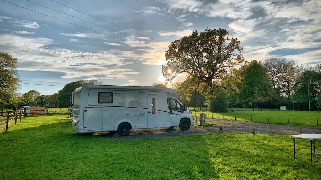 Unser Wohnmobil im Sonnenuntergang auf dem Rivington Brewery Caravan Site