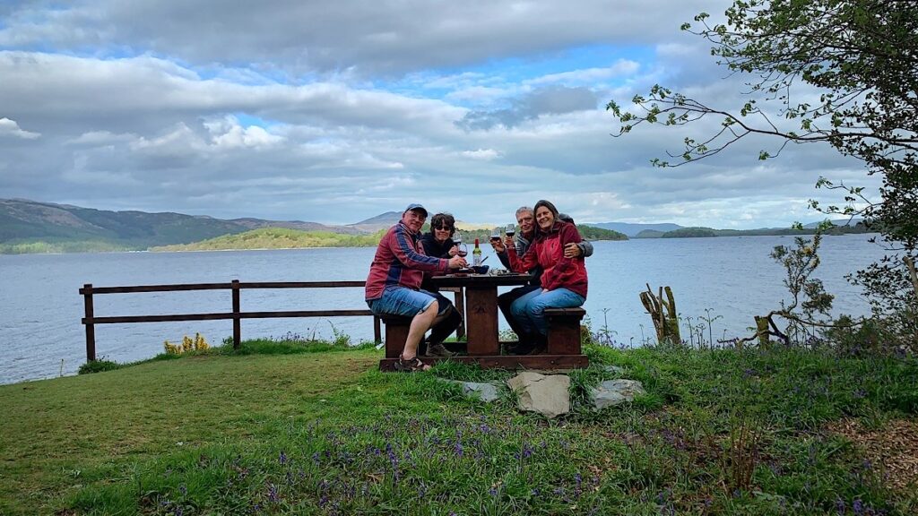 Wein trinken am Loch Lomond