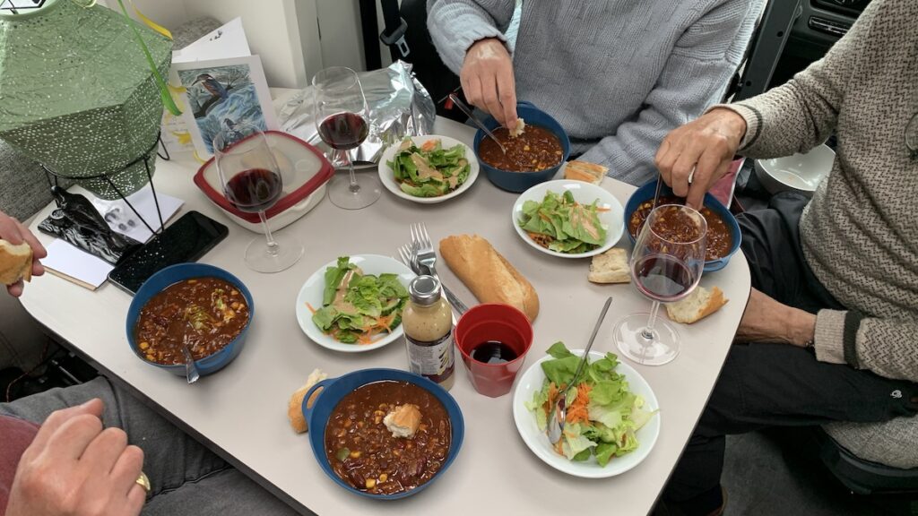Abendbrot mit Chili con Carne im Wohnmobil