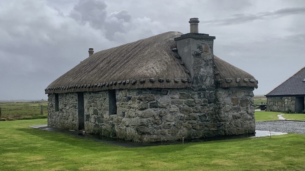 South uist thatched cottage mit steinen beschwert