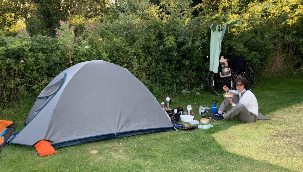 Unser Zeltplatz auf einer Wiese im Nordsee Camp Norddeich