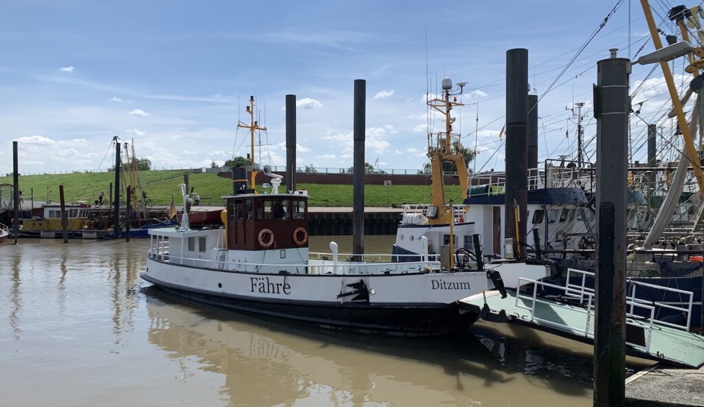 Hafen und Ditzum Fähre