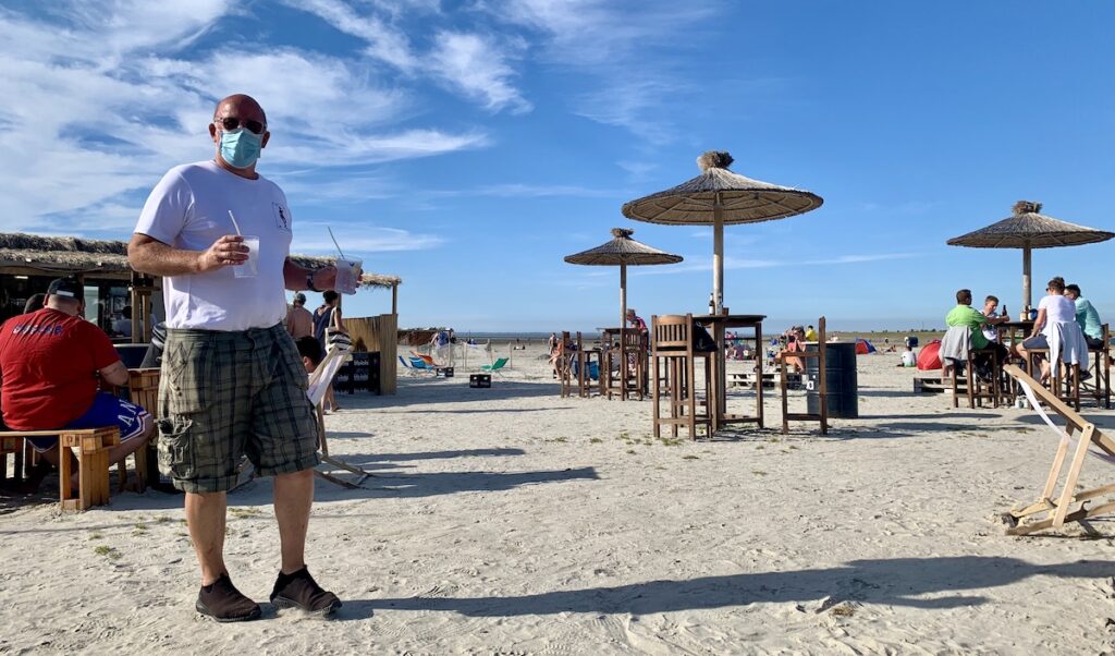 David mit zwei Gin and Tonics and der Strandbar in Bensersiel