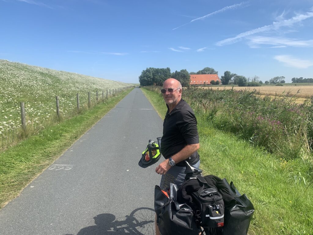 David mit seinem Fahrrad am Westerburer Polder kurz vor Bensersiel