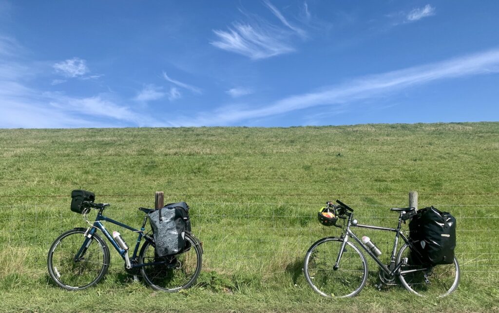 Unsere Fahrraeder am Deich zwischen Neßmersiel und Dornumersiel