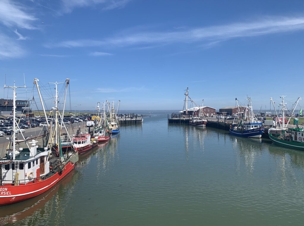 Hafen und Schiffe in Dornumersiel
