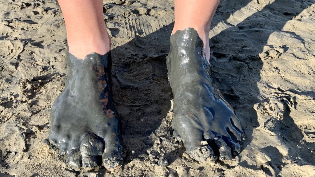 Fuesse voller Schlamm vom Watt